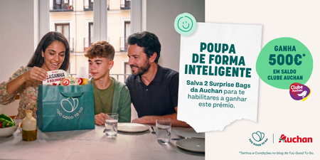 A family unboxes a Too Good To Go bag, while an ad promotes saving smart and winning 500€ from Auchan by purchasing two surprise bags.