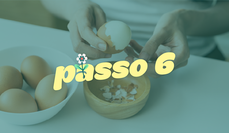 a person cracking an egg next to a bowl that says passo 6