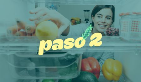 Una mujer está abriendo un frigorífico en el que hay varios alimentos dispuestos