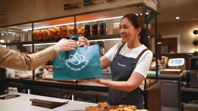 une boulangère remet un panier surprise à une cliente
