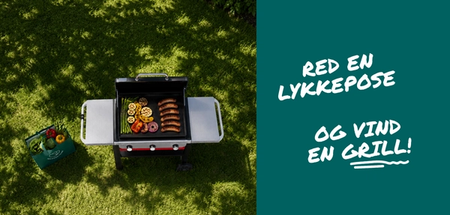 A Weber grill cooking sausages and vegetables on a green lawn, next to a teal panel with the Danish text "RED EN LYKKEPOSE OG VIND EN GRILL!" and a Weber logo.