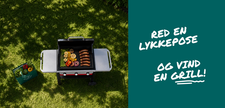 A Weber grill cooking sausages and vegetables on a green lawn, next to a teal panel with the Danish text "RED EN LYKKEPOSE OG VIND EN GRILL!" and a Weber logo.