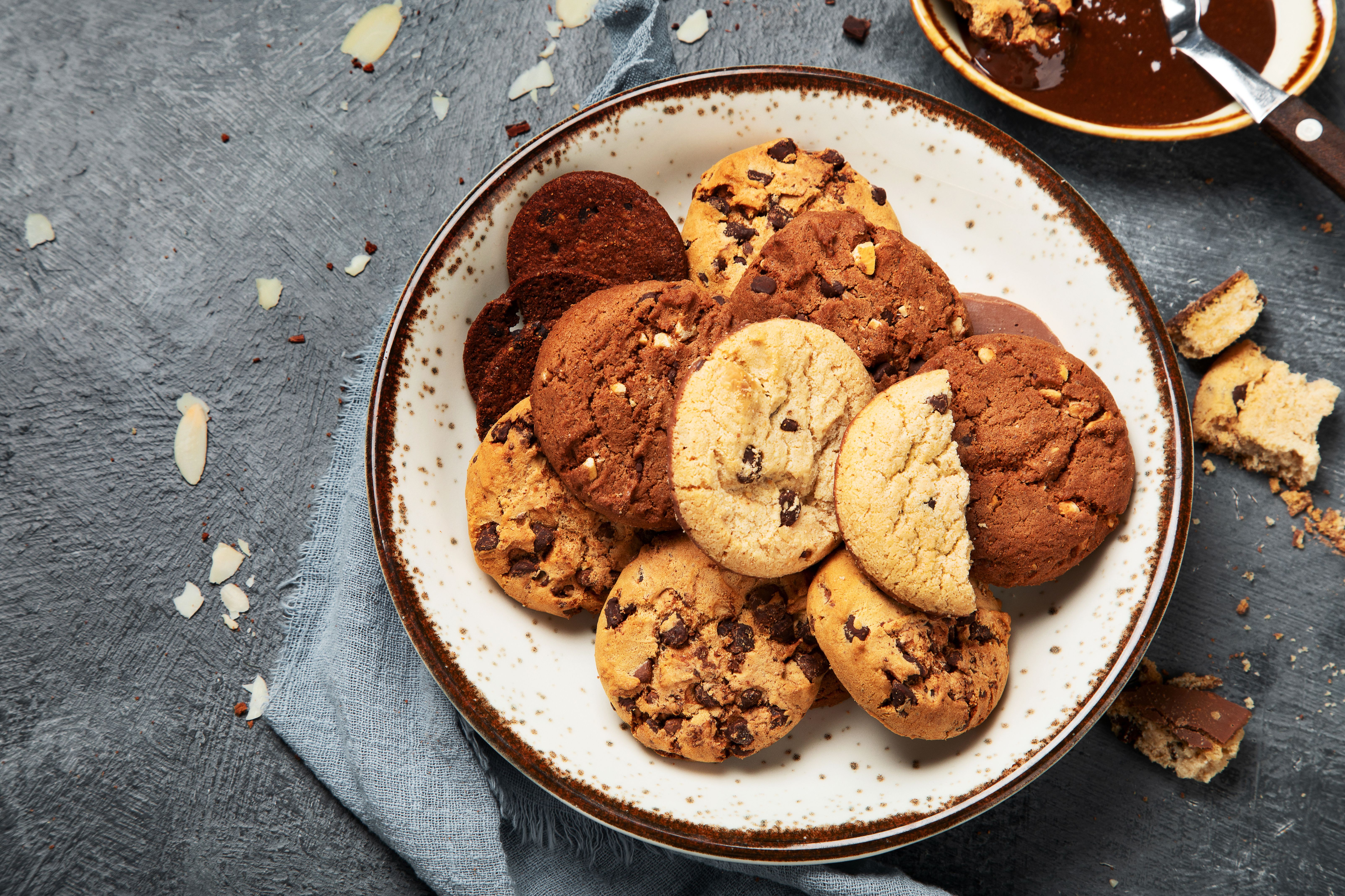 there are many different types of cookies on the plate .