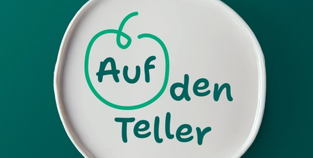 a white plate with a speech bubble that says auf den teller