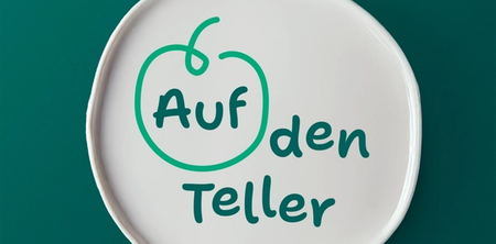 a white plate with a speech bubble that says auf den teller