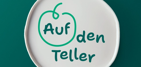 a white plate with a speech bubble that says auf den teller