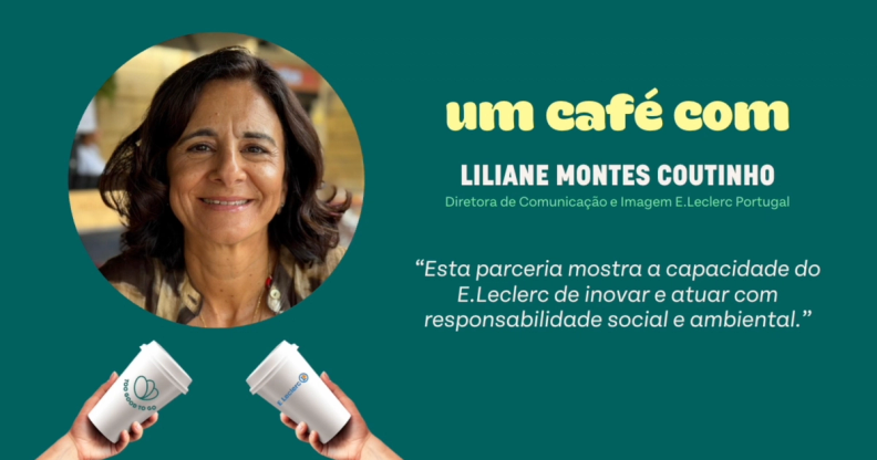 a woman is holding two coffee cups in front of a sign that says um cafe com