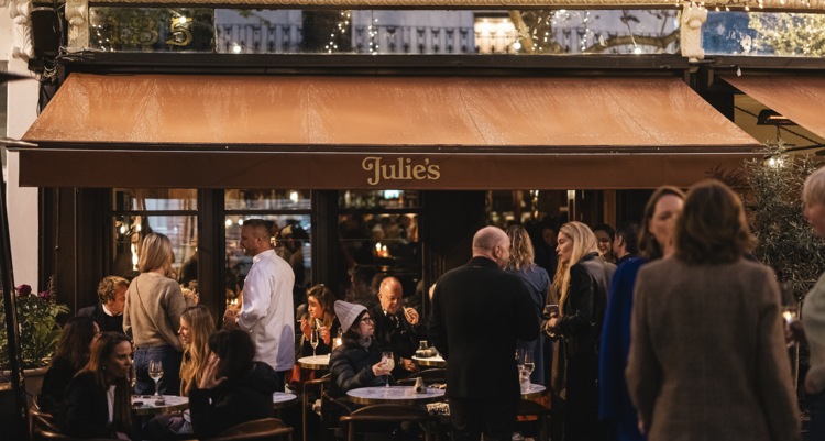 Devanture d'un restaurant avec plein de clients