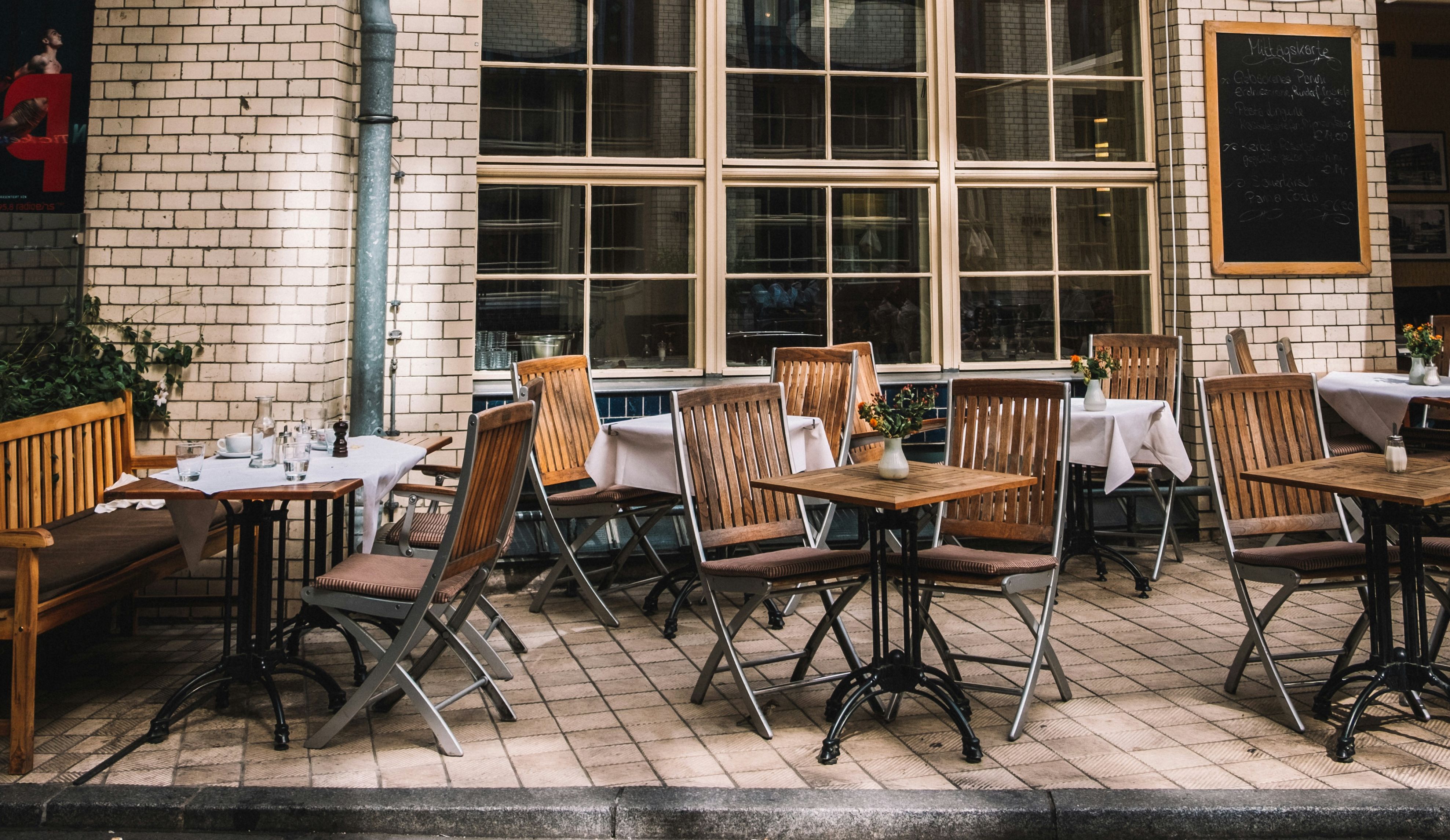 La terrasse vide d'un restaurant