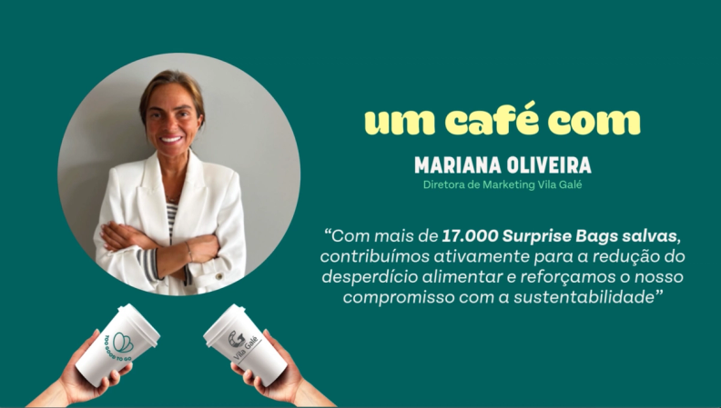 a woman in a white jacket is holding two coffee cups in front of a green background that says um cafe com mariana oliveira