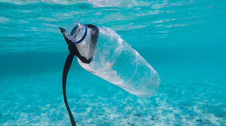 ¿Cómo reducir el consumo de agua en botellas de plástico?