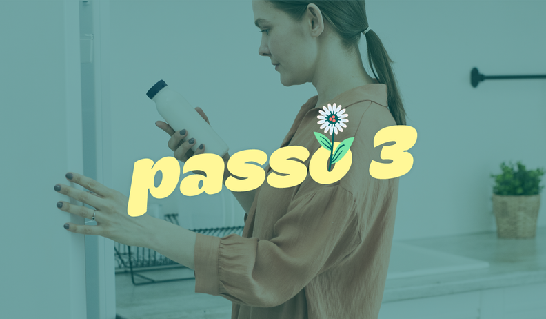 a woman holds a bottle in front of a sign that says passo 3