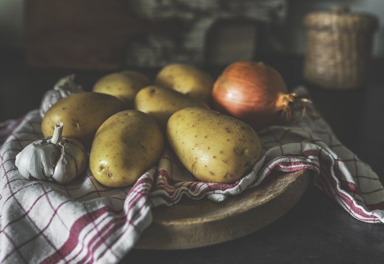 Aardappel en ajuin: waarom je ze best niet samen bewaart