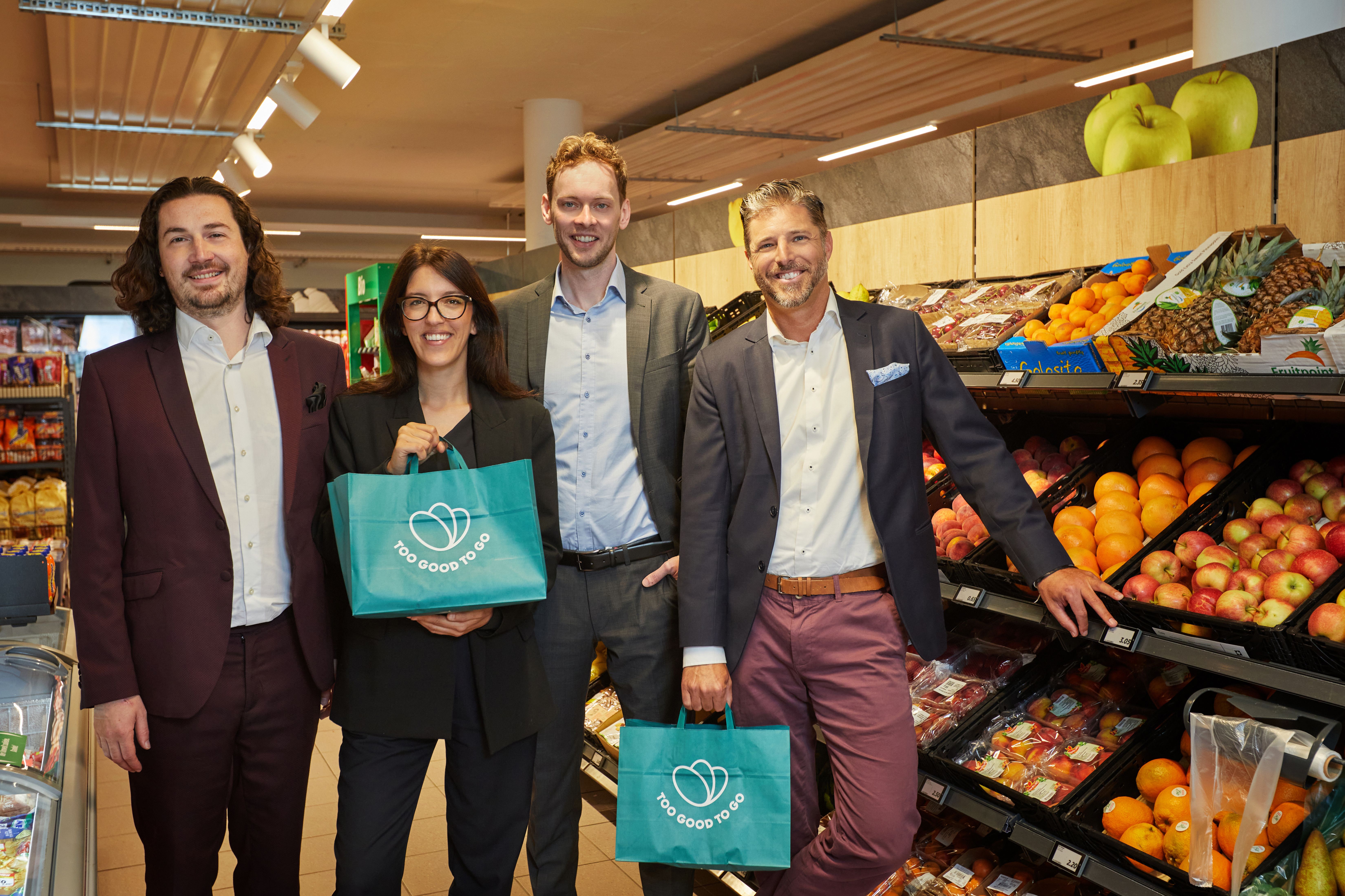V.l.n.r.: Dario Hangartner (Senior Business Development Manager von Too Good To Go Schweiz & Österreich), Nicole Harakopidis (Projektleiterin von Denner), Georg Strasser-Müller (Country Director von Too Good To Go Schweiz & Österreich), Christian Staub (Leiter Verkauf von Denner). Fotocredit: Kurt Pfister