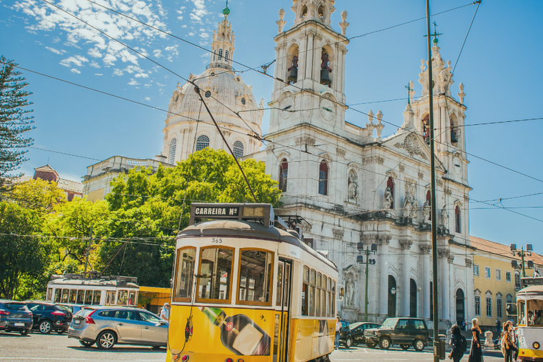 a trolley with the word carreira on the top of it