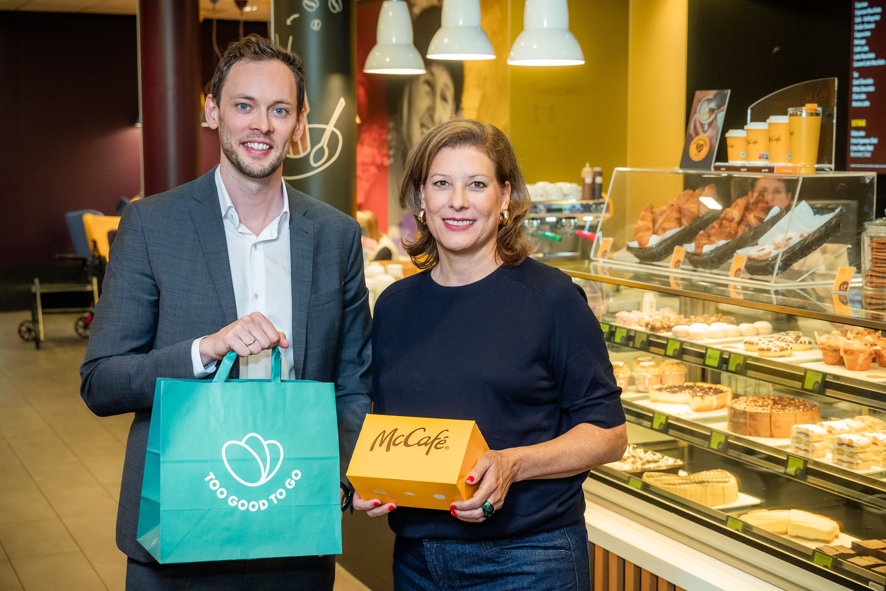 Georg Strasser-Müller, Country Director von Too Good To Go Österreich und der Schweiz, und Ellen Staudenmayer, Managing Direktorin von McDonald’s Österreich. 