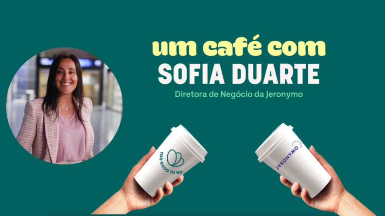 a woman holding two coffee cups with the words um cafe com sofia duarte