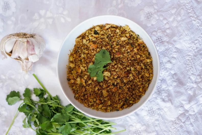 Receita Zero Desperdício: Crumble salgado de pão de ontem