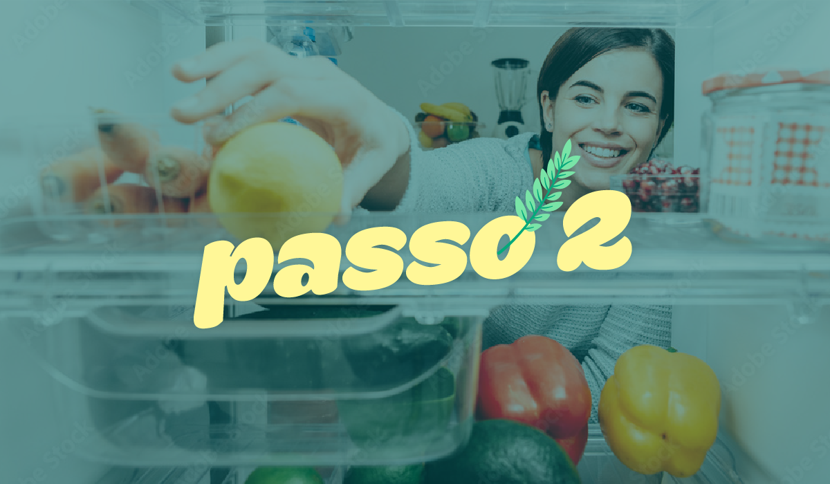 a woman taking a lemon out of a refrigerator with the words passo 2 behind her