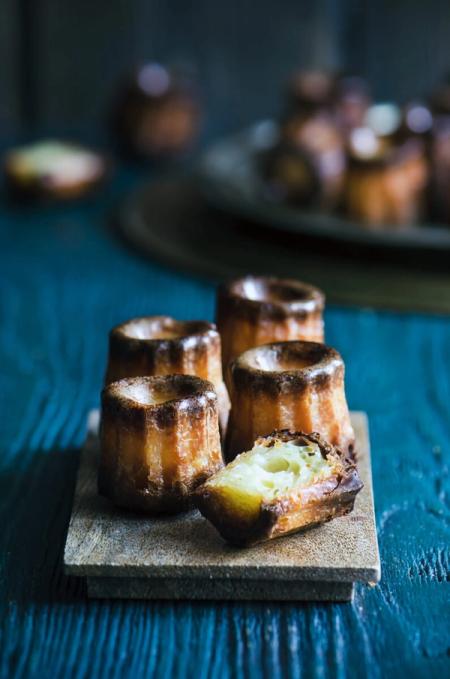Cannelés anti-gaspi aux tomates, Rocamadour et pesto de fanes