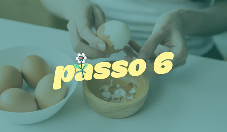 a person cracking an egg next to a bowl that says passo 6