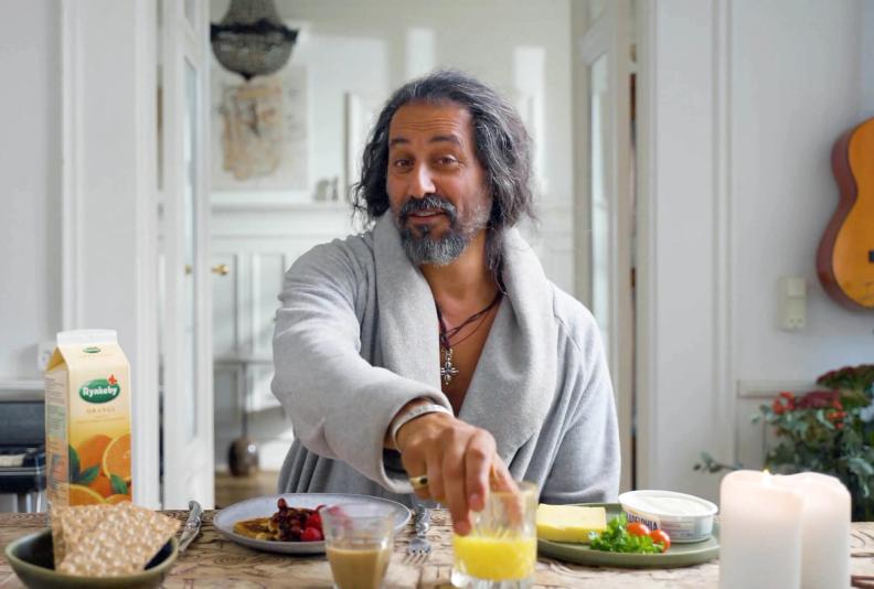 Erann DD lægger ansigt og musik til ny datomærkningskampagne fra Too Good To Go