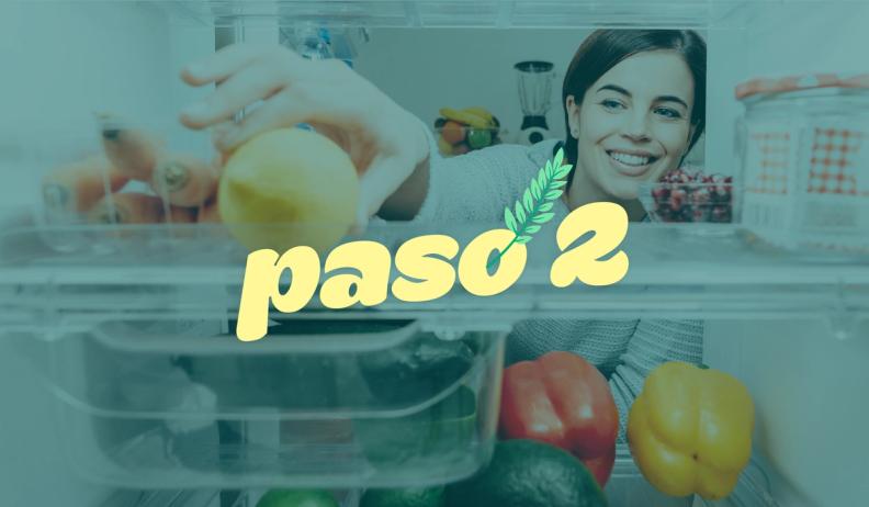 Una mujer está abriendo un frigorífico en el que hay varios alimentos dispuestos