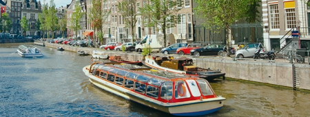 a boat with the number 00 on the side of it