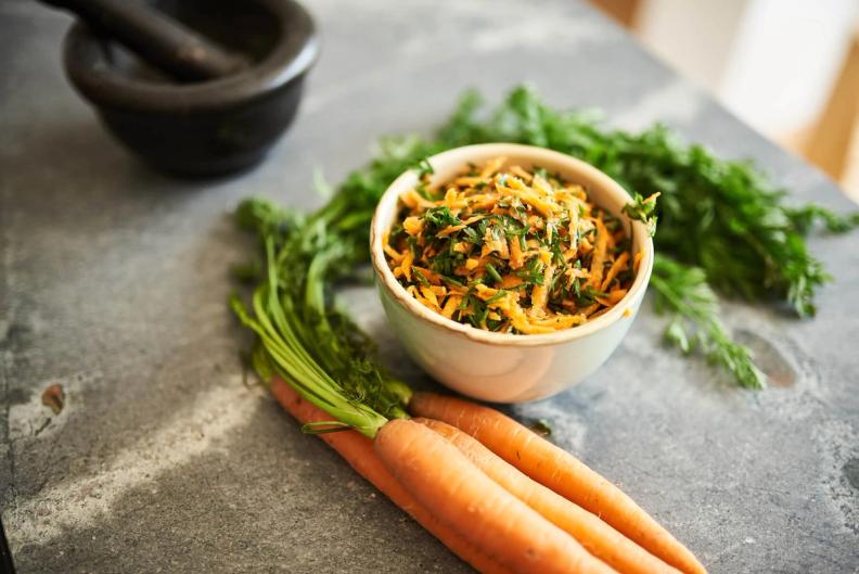 Wertvolles Karottengrün: So wird ein köstlicher Salat daraus