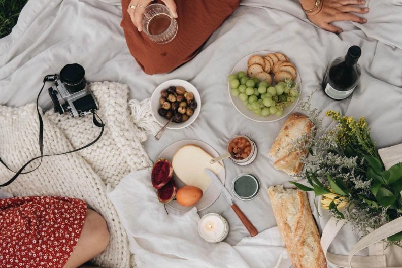 Tag på madspildsfri picnic i forårssolen