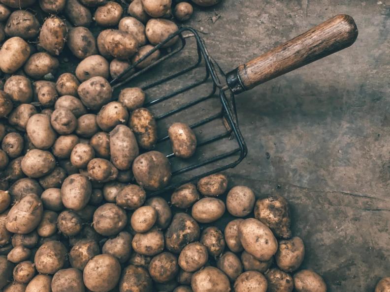 Réutiliser vos pommes de terre pour désherber