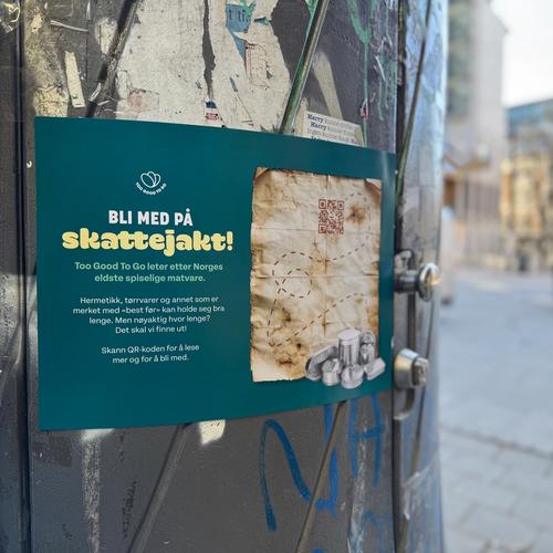 a poster on a pole that says `` bli med på skattejakt '' .