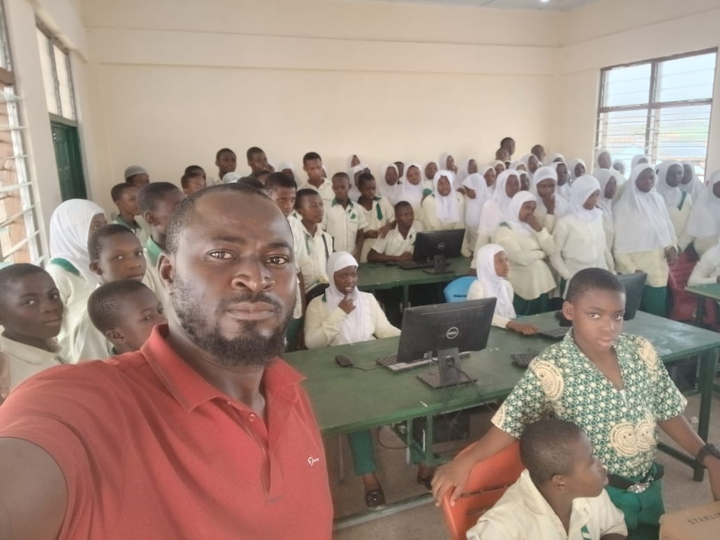 Selfie in school computer lab with students at Dell computers, Wa