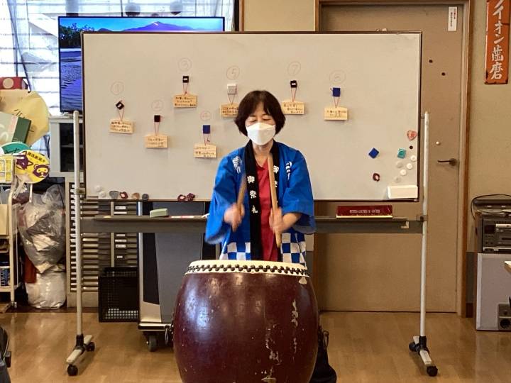 ドンドンドンドン、カッカッカッ