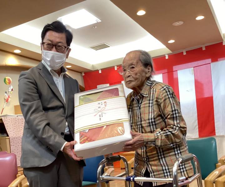 寺田さん長寿お祝い（県知事訪問）