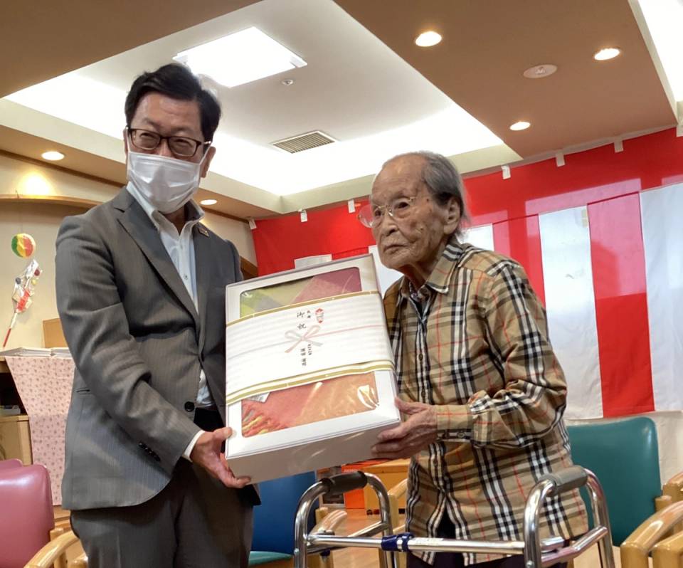 寺田さん長寿お祝い（県知事訪問）