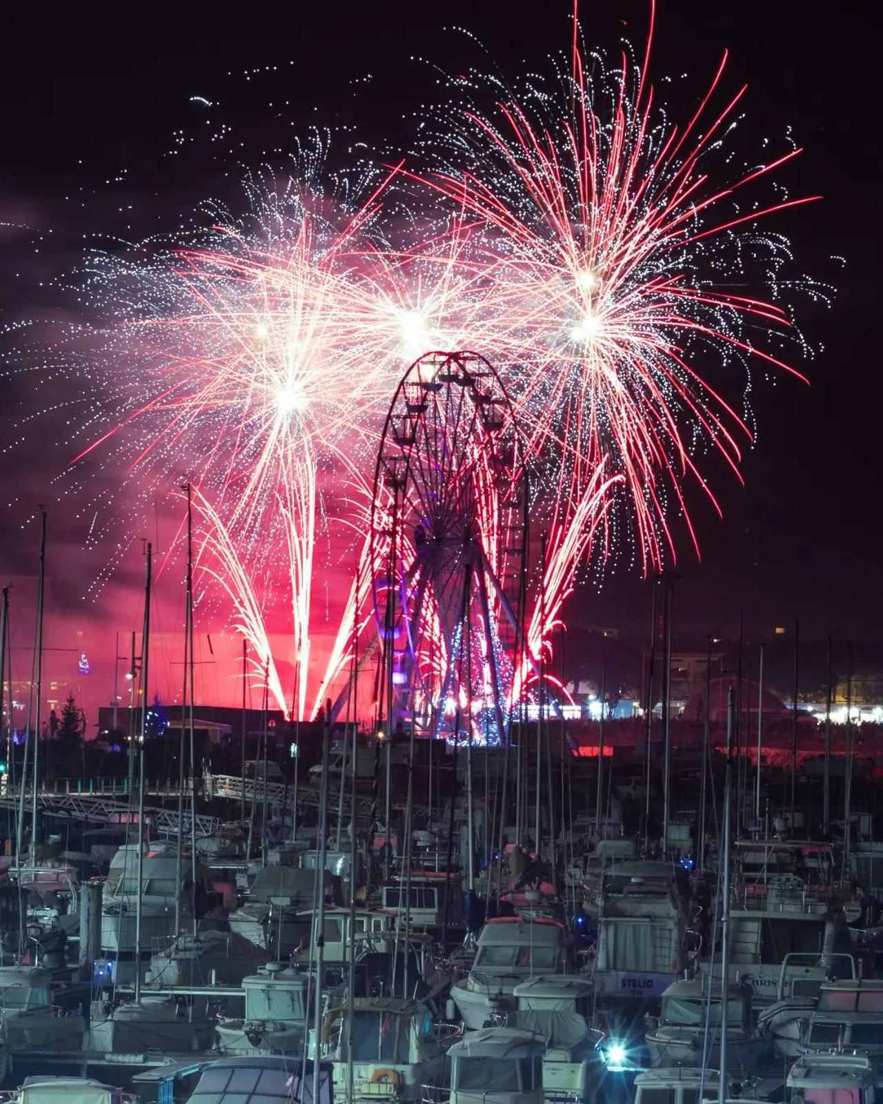 Feu d’artifice au-dessus du port de Royan et de la grande roue