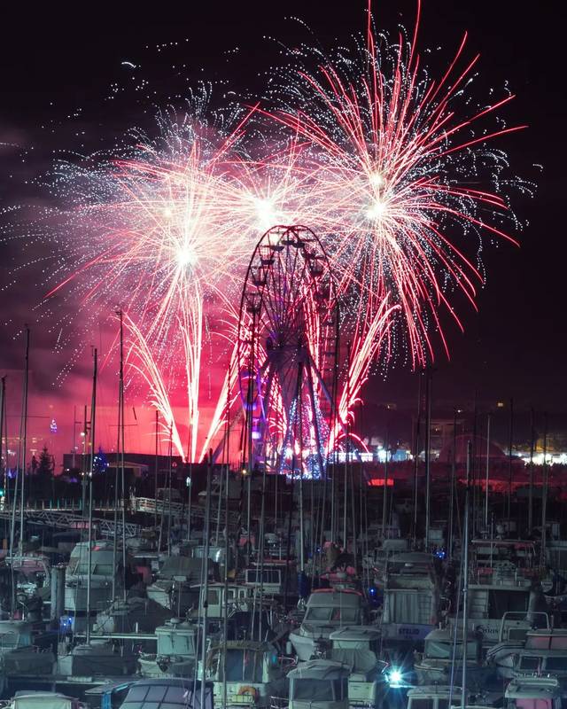 Feu d’artifice au-dessus du port de Royan et de la grande roue