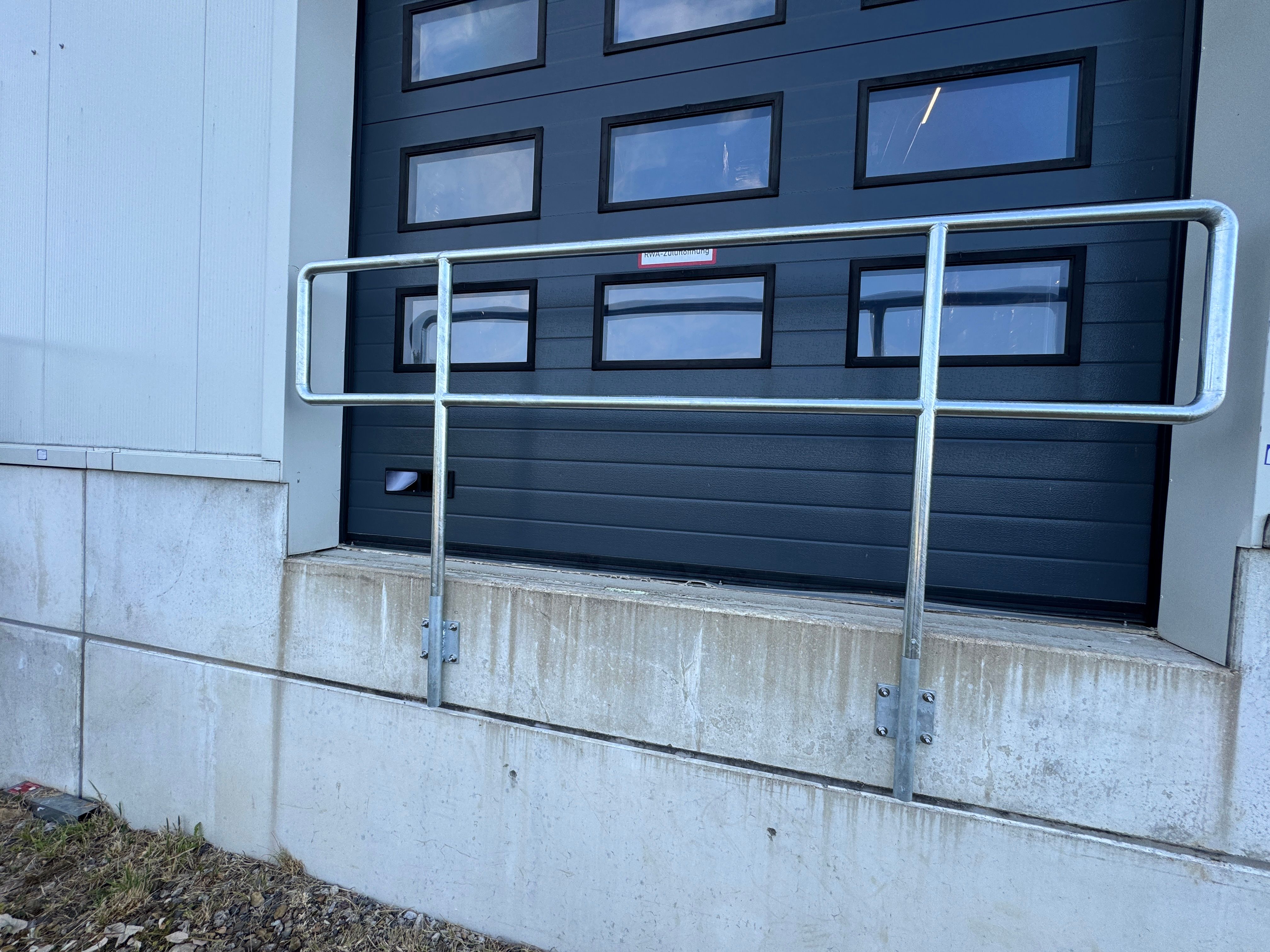 Demontierbare Absturzsicherung für Rolltor an Gewerbehalle – Herausnehmbar für Rettungswege in Radevormwald – Titelbild