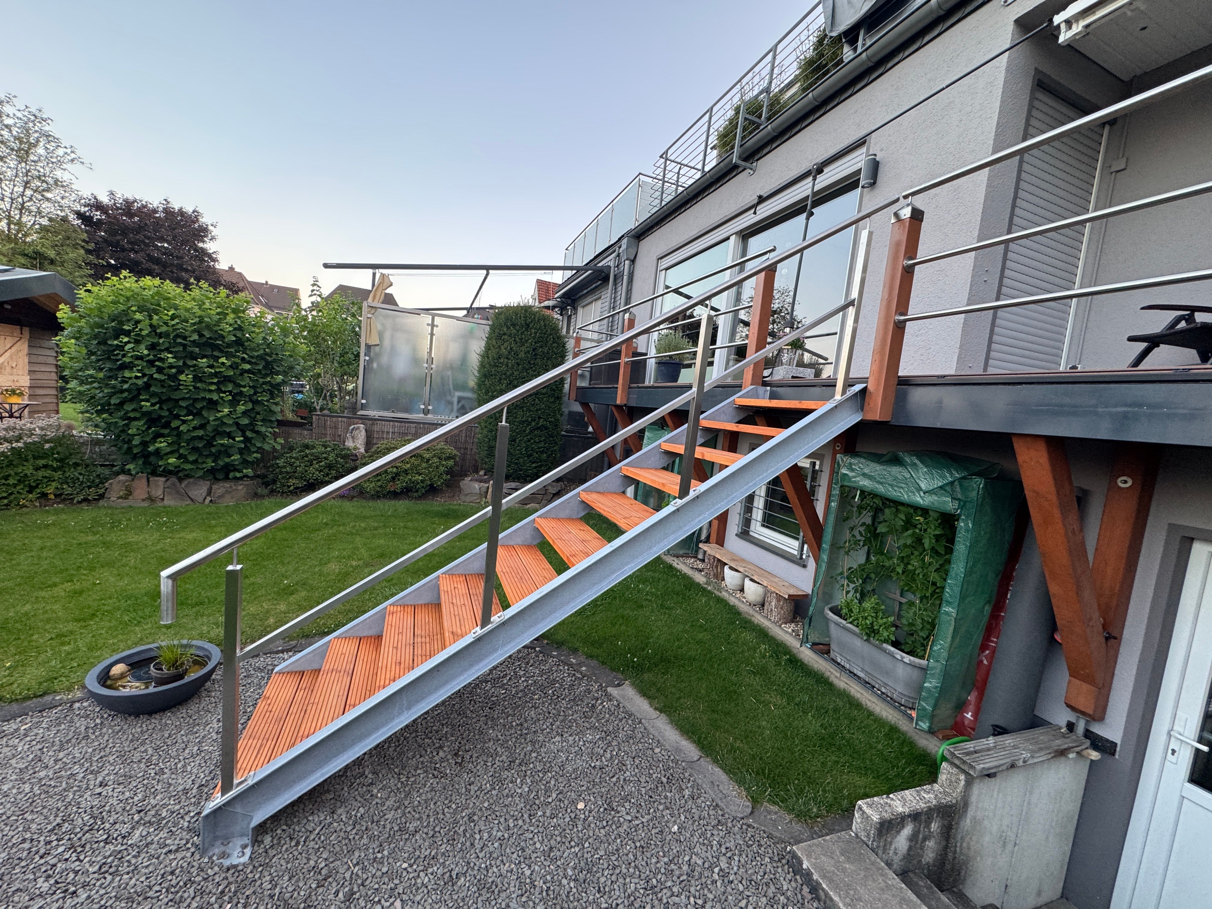 Verzinkte Stahltreppe mit Holzstufen & Edelstahlgeländer – Terrassen-Erweiterung in Wermelskirchen – Titelbild