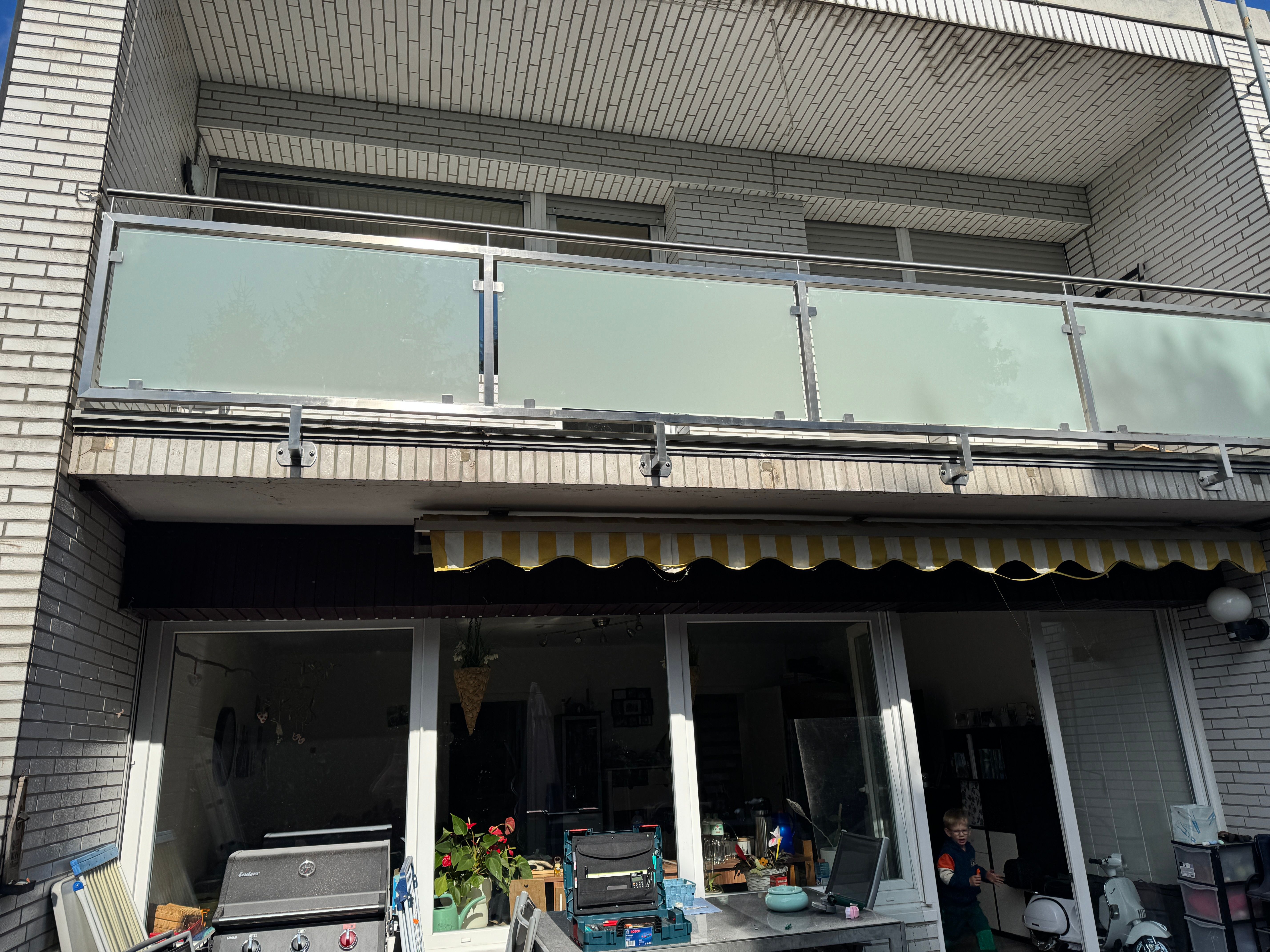 Edelstahlgeländer mit Milchglasfüllung – Moderner Sicht- & Absturzsicherung am Balkon – Titelbild