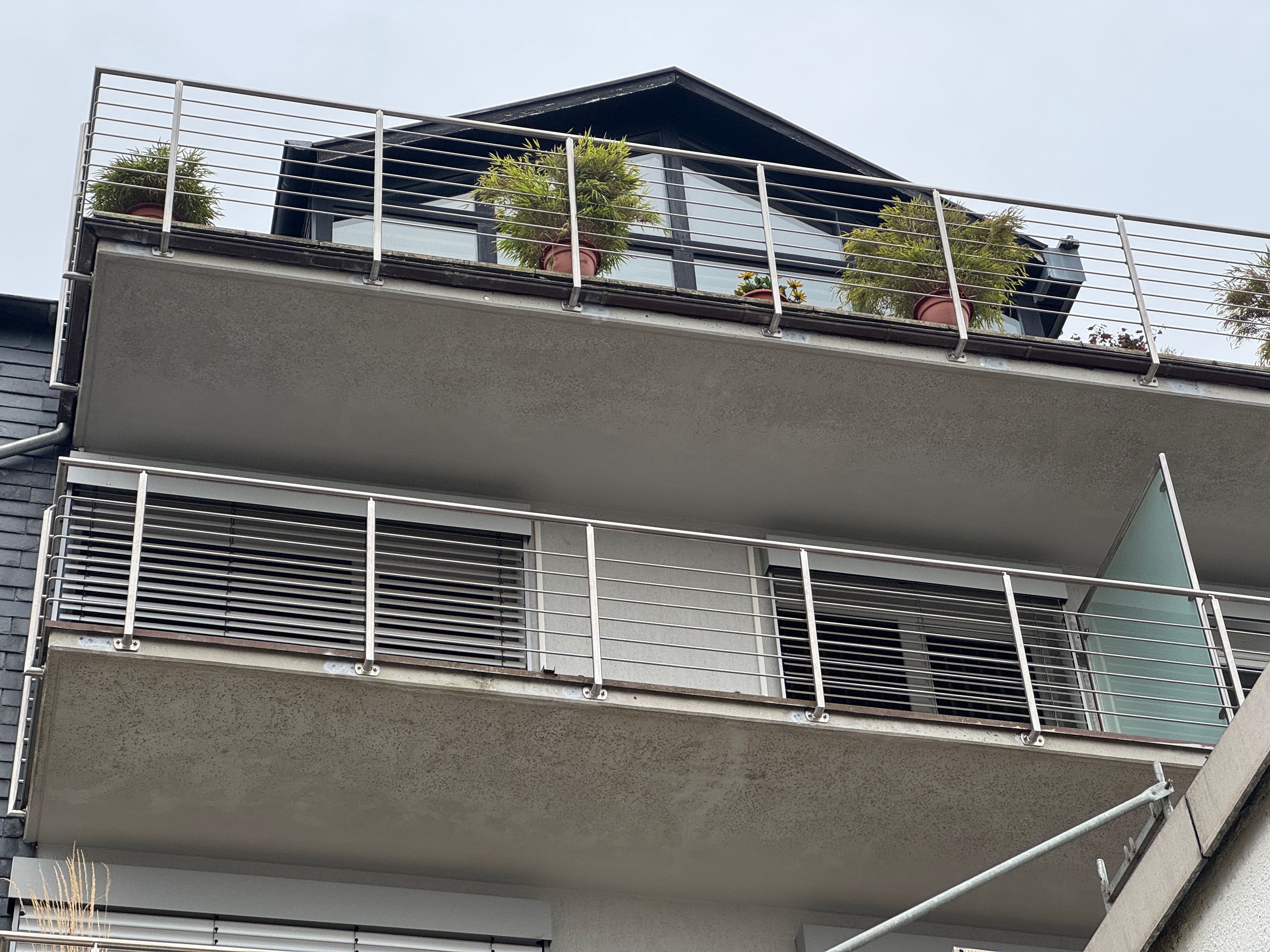 Edelstahlgeländer & Balkontrennwände für Mehrfamilienhaus (4 Etagen) in Wermelskirchen – Titelbild