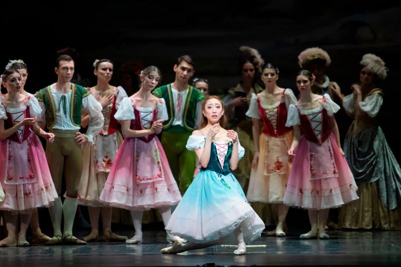 Scena szaleństwa, jedna z najtrudniejszych scen dramatycznych klasycznego repertuaru. Mai Kageyama w warszawskiej „Giselle". fot. Ewa Krasucka / Teatr Wielki - Opera Narodowa