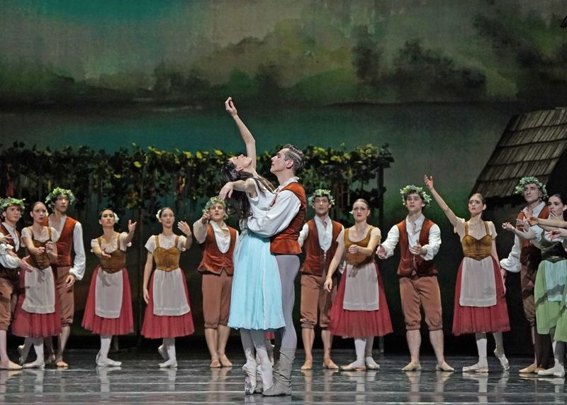 Łódzka „Giselle" w opracowaniu Zofii Rudnickiej - akt pierwszy. fot. Joanna Miklaszewska / Teatr Wielki w Łodzi