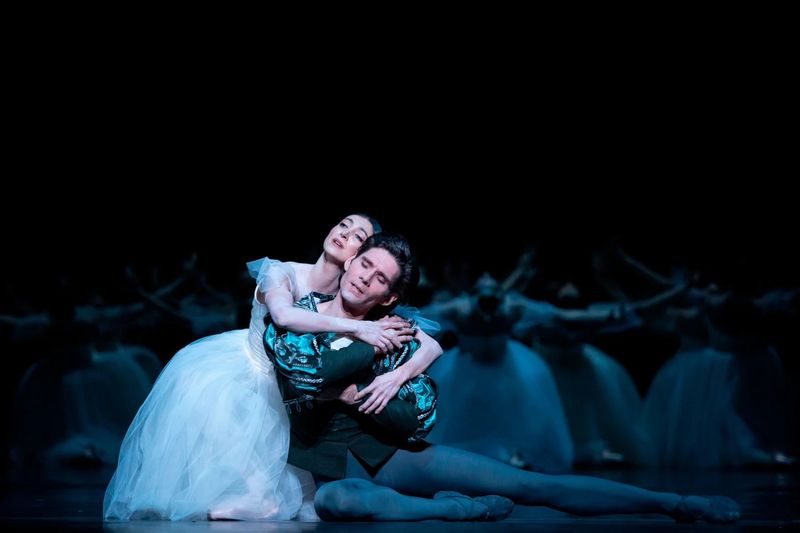 Chinara Alizade i Vladimir Yaroshenko w warszawskiej „Giselle" - akt drugi. fot. Ewa Krasucka / Teatr Wielki - Opera Narodowa