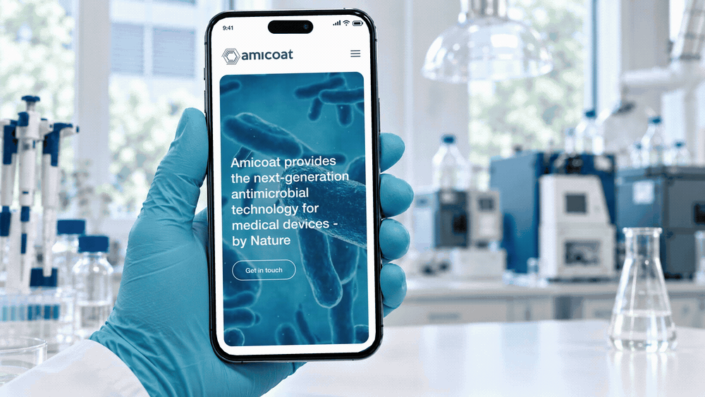 Amicoats nettside på en mobil i laboratoriet