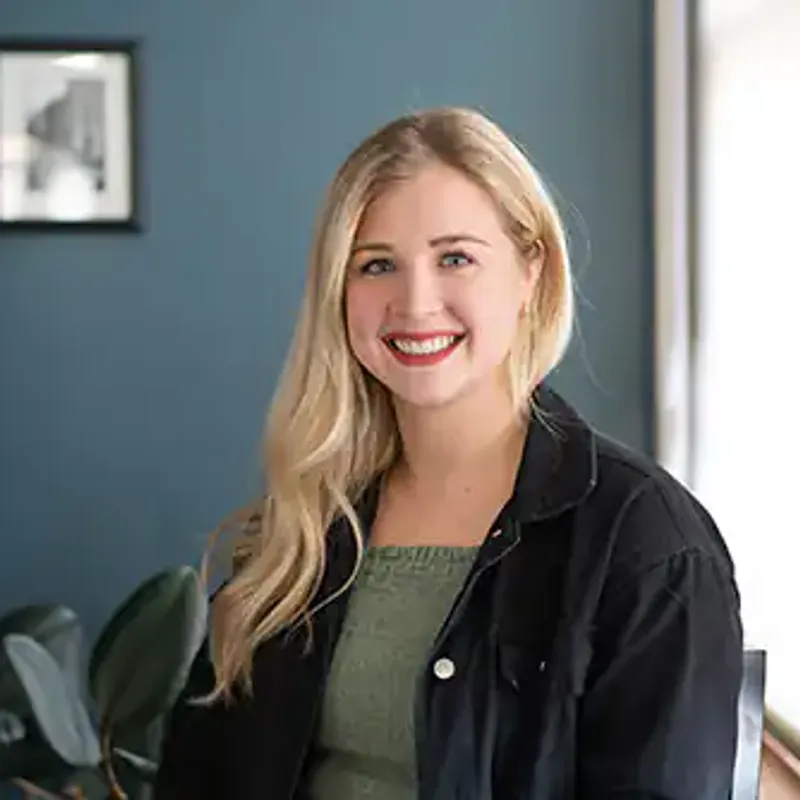 Makenzi L | Sr. UI/UX Designer Makenzi L | Sr. UI/UX Designer