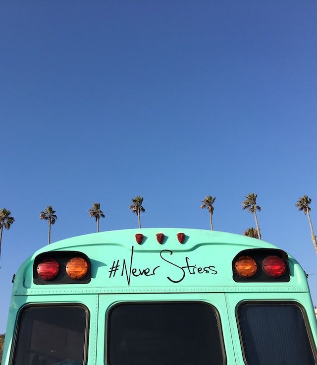 un bus avec never stress écrit dessus