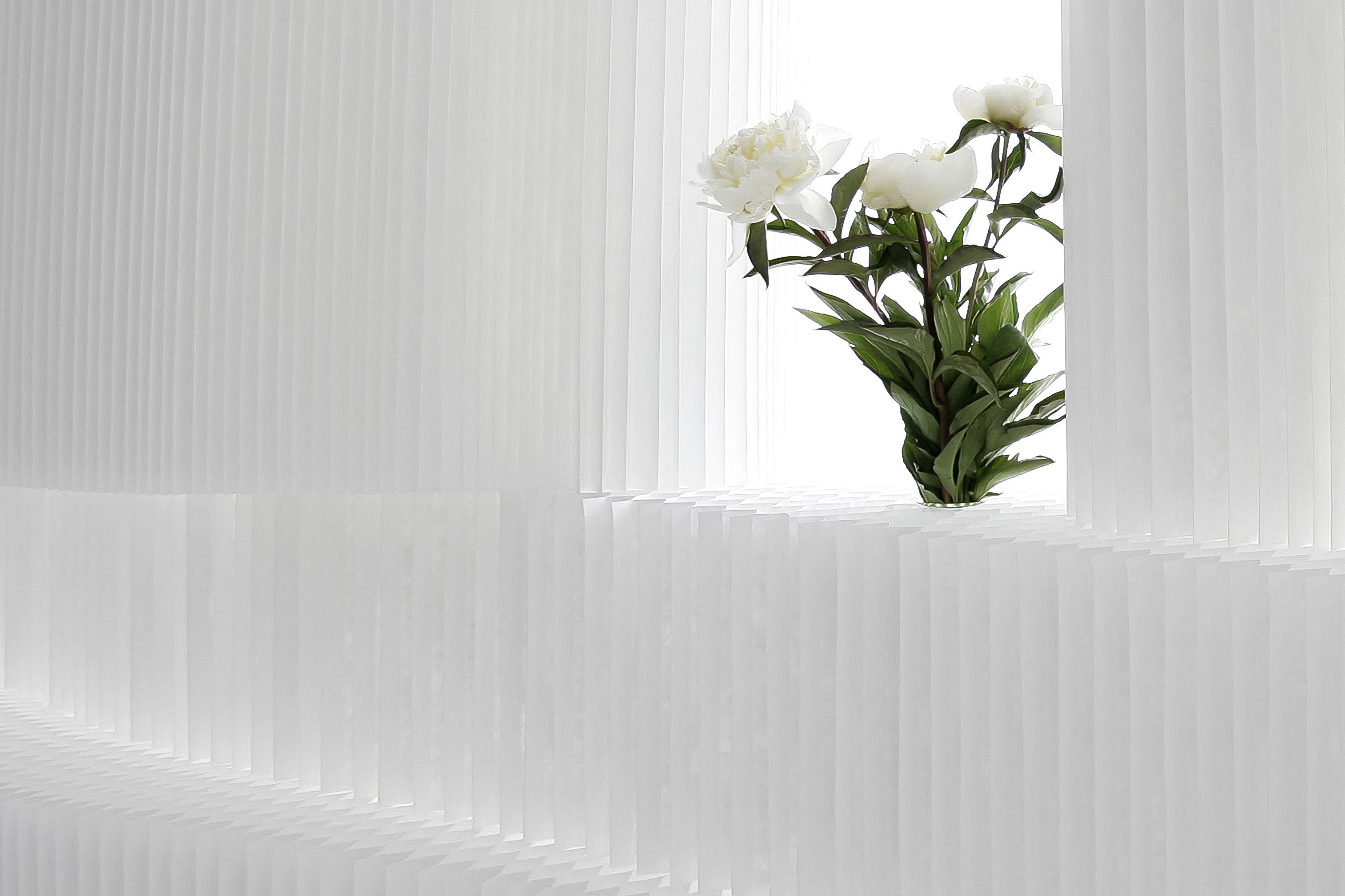 A glass vase, available from molo, can insert into the honeycomb for floral arrangements or ikebana.