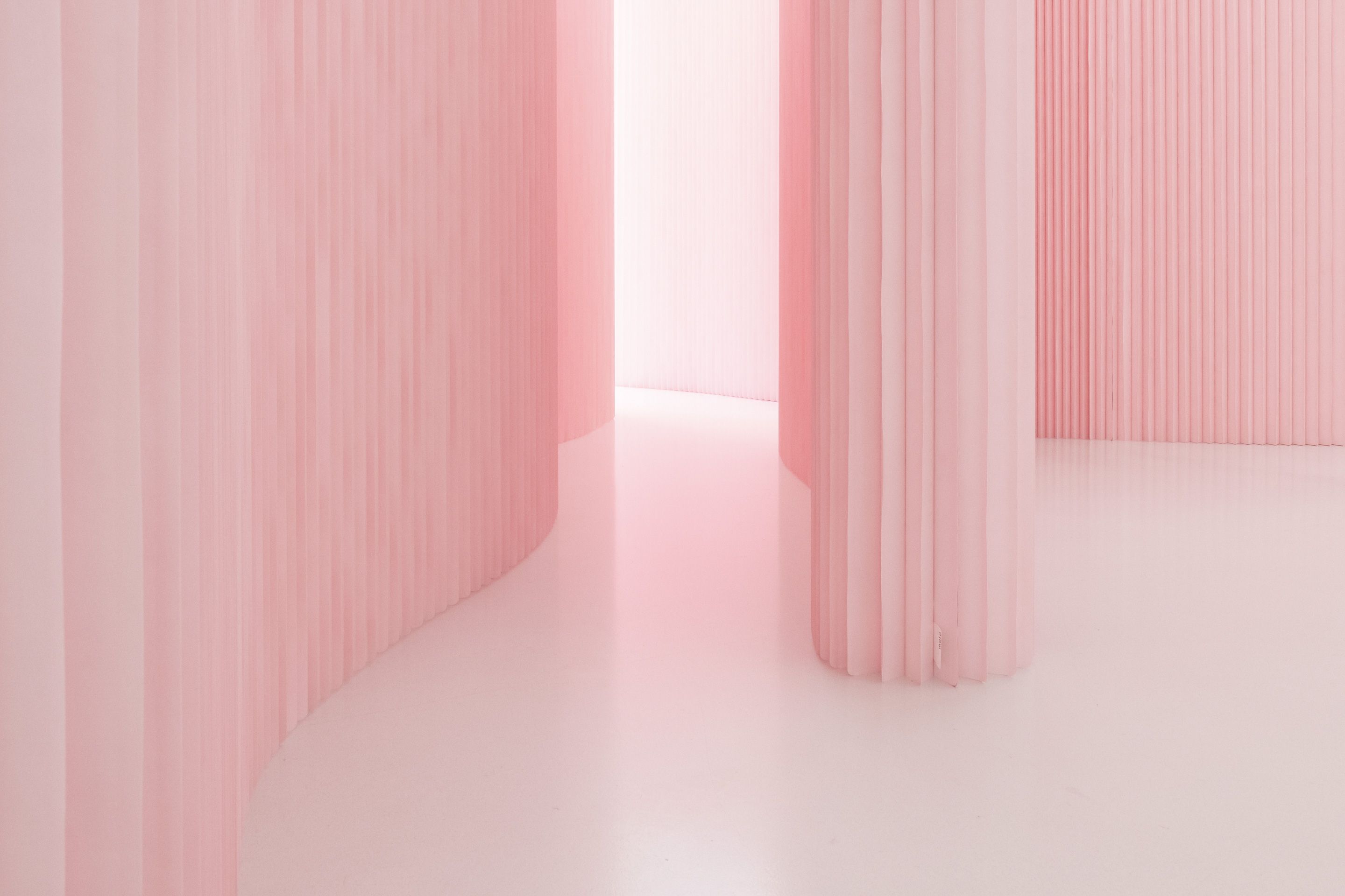 A gentle radius edge at the base offers visual lightness and minimizes wear.